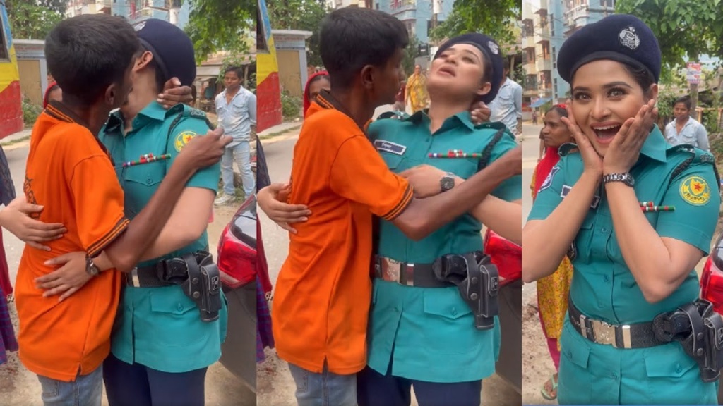 নায়িকাকে জরিয়ে ধরে রিক্সা চালকের চুমু!