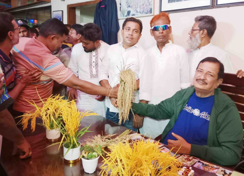 মিনুকে মনোনয়ন দেয়ায় মৎসজীবী দল নেতৃবৃন্দের শুভেচ্ছা বিনিময়