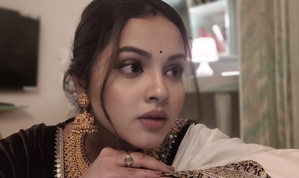 আবার আলোচনায় নবনীতা