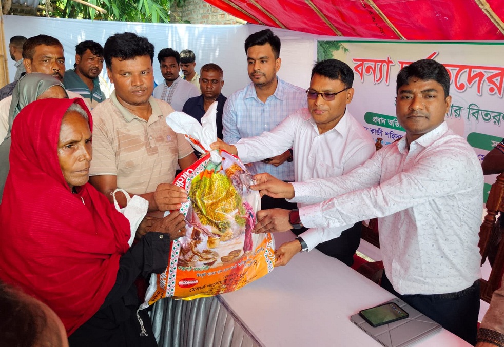 পদ্মার পানিতে ডুবেছে ঘরবাড়ি, পানিবন্দী মানুষের পাশে রাজশাহীর ডিসি শহিদুল