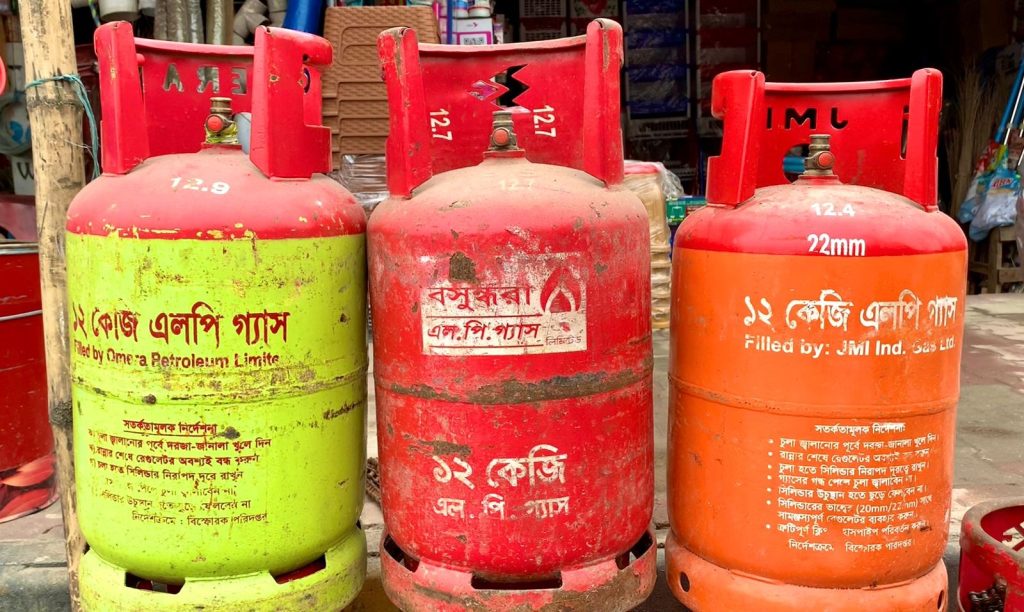 রাজশাহীতে গ্যাস সিলিন্ডারের তীব্র সংকট, অসাধু চক্রের কারসাজি