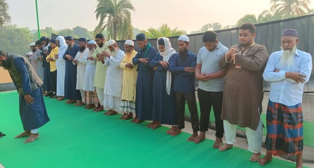 সৌদির সঙ্গে মিল রেখে পুঠিয়ায় ঈদুল ফিতরের নামাজ