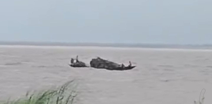 রাজশাহীর পদ্মায় নৌকাডুবিতে বাবা-ছেলে নিখোঁজ