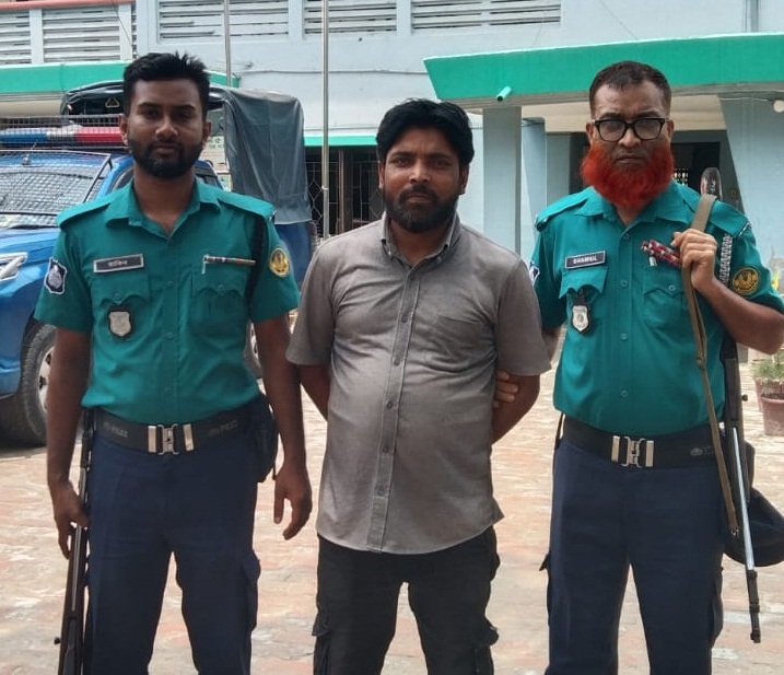 রাজশাহীতে সিকিউরিটি গার্ডকে গলায় গরু জবাই করার ছুরি ধরা সেই দালাল গ্রেফতার