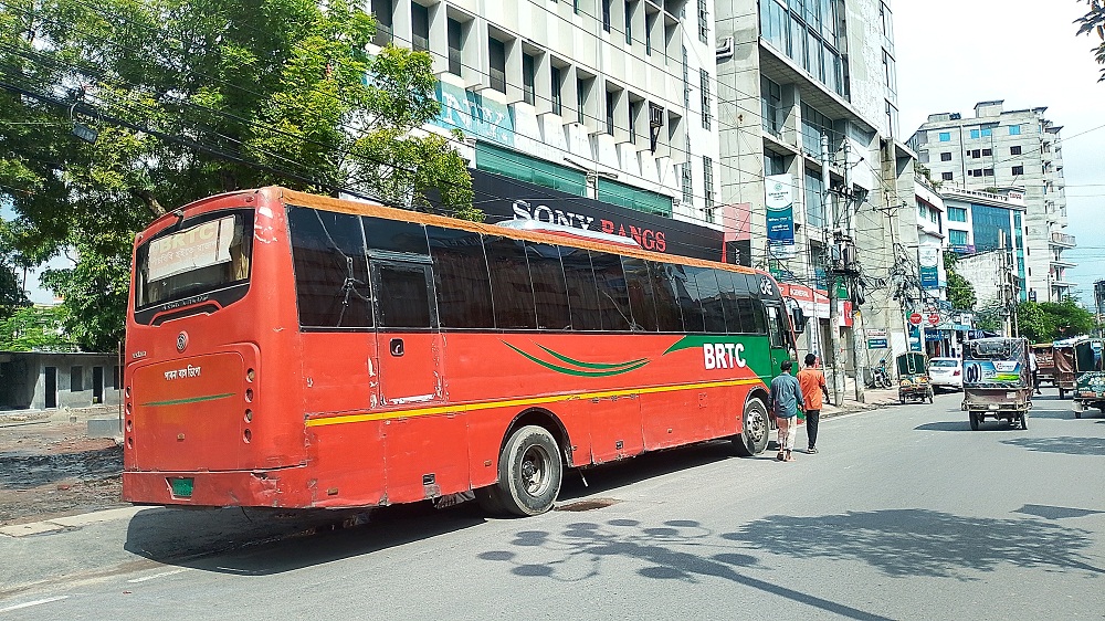 রাজশাহীতে বিআরটিসি বাসের টিকেট বিক্রি নিয়ে রশি টানাটানি