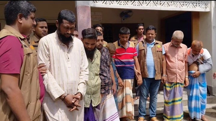 রাজশাহী নগরীতে স্বর্ণালঙ্কার চুরির সাথে জড়িত আট জন গ্রেফতার