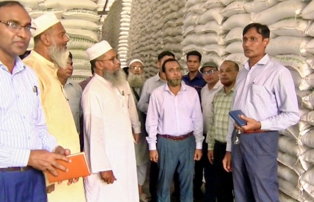 রাজশাহীর বিভাগীয় কমিশনার জানালেন গুদামে চাহিদার কয়েক গুণ সার মজুত আছে