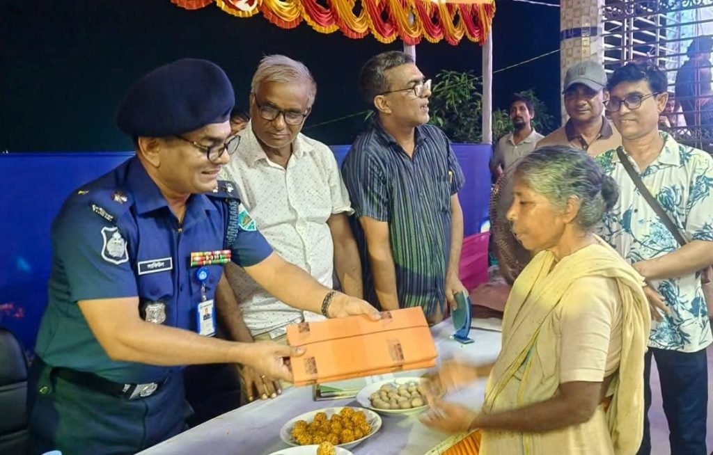 নওগাঁয় পূজামন্ডপ পরিদর্শনে এসপি