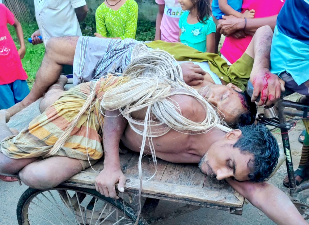 বাঘায় গরু চুরির সন্দেহে দুইজনকে আটক করে পিটুনি, একজনের মৃত্যু