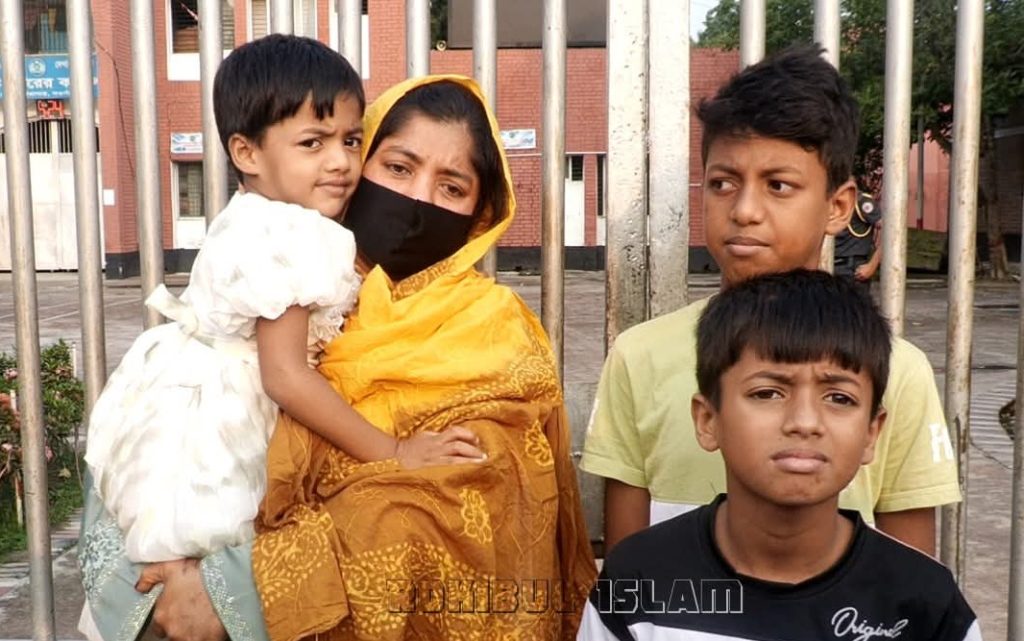 অবশেষে জেল ফটকে অপেক্ষারত তিন শিশু ফিরে পেল মায়ের কোল