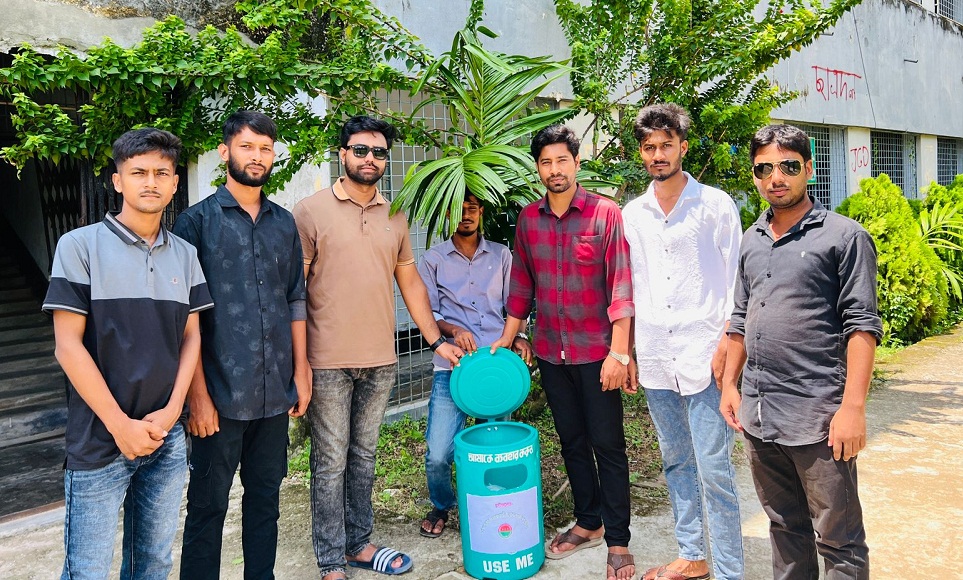 সাপাহার কলেজে ডাস্টবিন স্থাপন করল ছাত্রদল