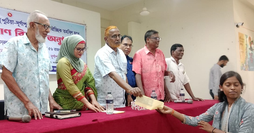 দুর্গাপুরে এমপির ঐচ্ছিক তহবিল থেকে অনুদান ও ত্রাণ বিতরণ