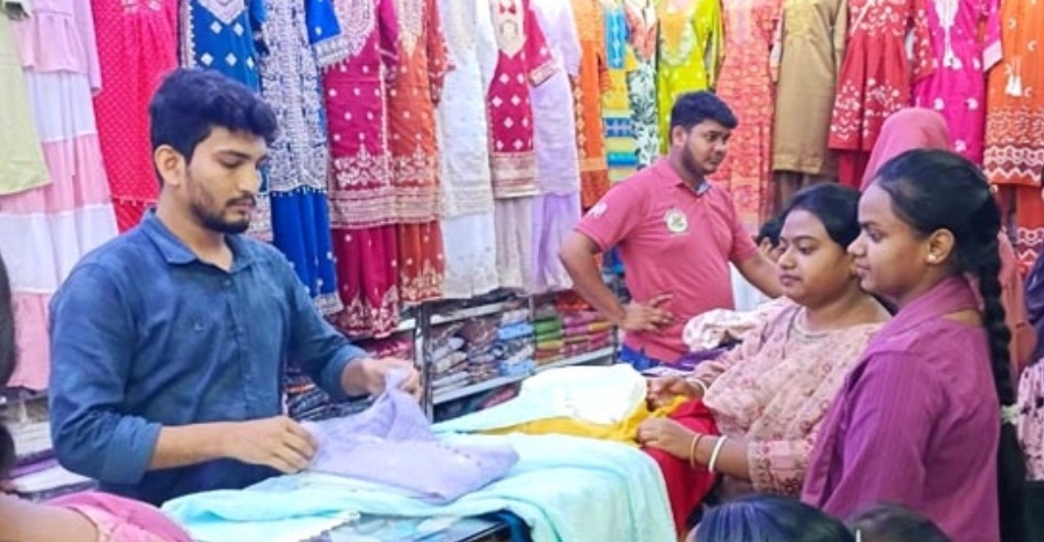 চাঁপাইনবাবগঞ্জে দুর্গাপূজার কেনাকাটায় বাড়ছে ভিড়