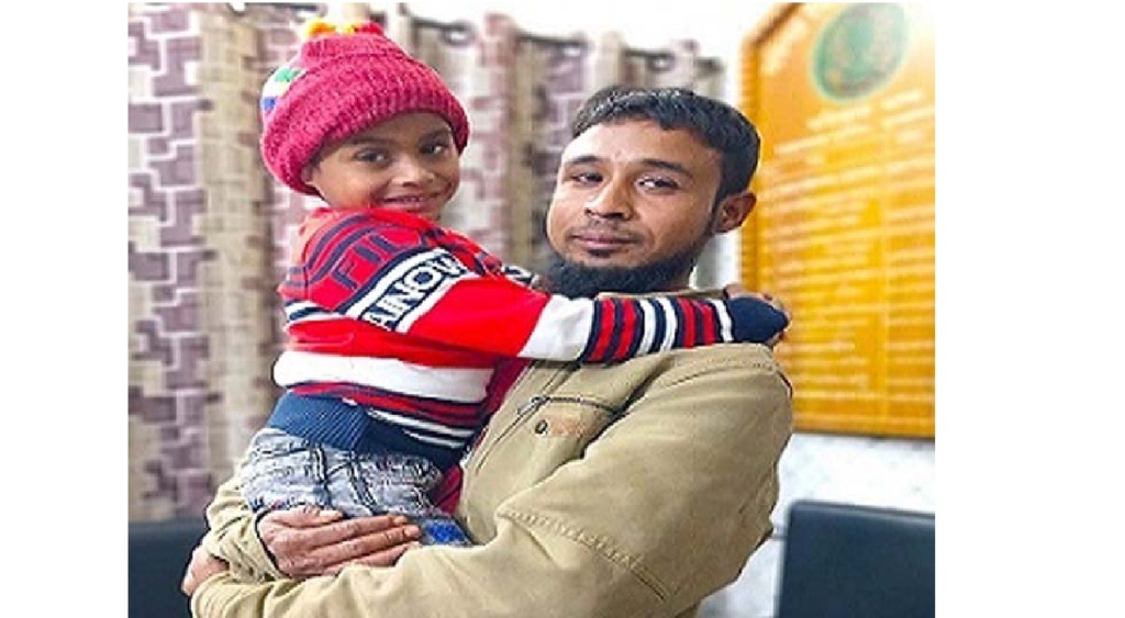 মাকে খুঁজতে এসে নিখোঁজ পুলিশের সহযোগিতায় বাবার কাছে ফিরলো ৫ বছরের শিশু