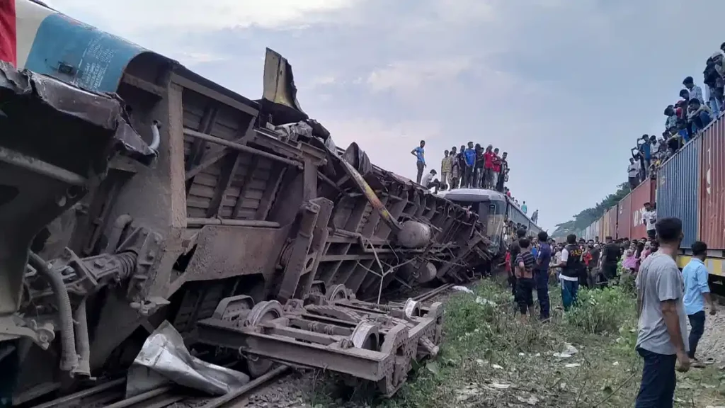 কিশোরগঞ্জ ভৈরবে দুর্ঘটনা : লোকোমাস্টারের ওপর দায় চাপিয়ে বাঁচতে চায় রেল কর্তৃপক্ষ