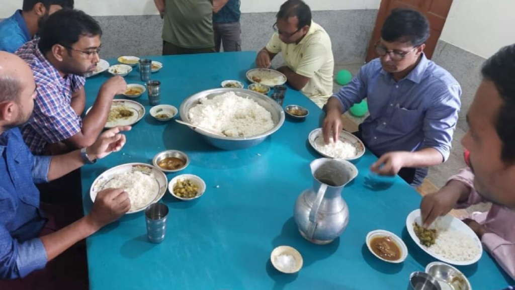 খাবারের মান উন্নত করতে হলের দায়িত্ব নিল রাবি শিক্ষার্থীরা