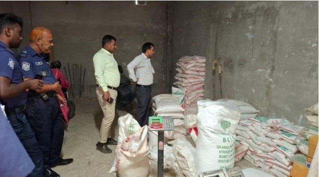 তানোরে অবৈধভাবে সার বিক্রির দায়ে দুই ব্যবসায়ীর জরিমানা