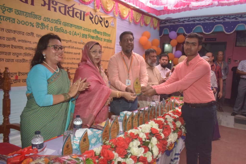 ইউসেপ মোমেনা বখ্শ টেকনিক্যাল স্কুলে কৃতি শিক্ষার্থী সংবর্ধনা