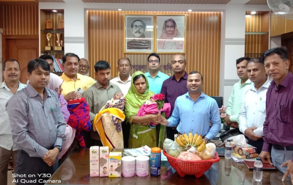 শিবগঞ্জে ৩ জমজ শিশুর পরিবার পেল পোশাক ও খাদ্যসামগ্রী