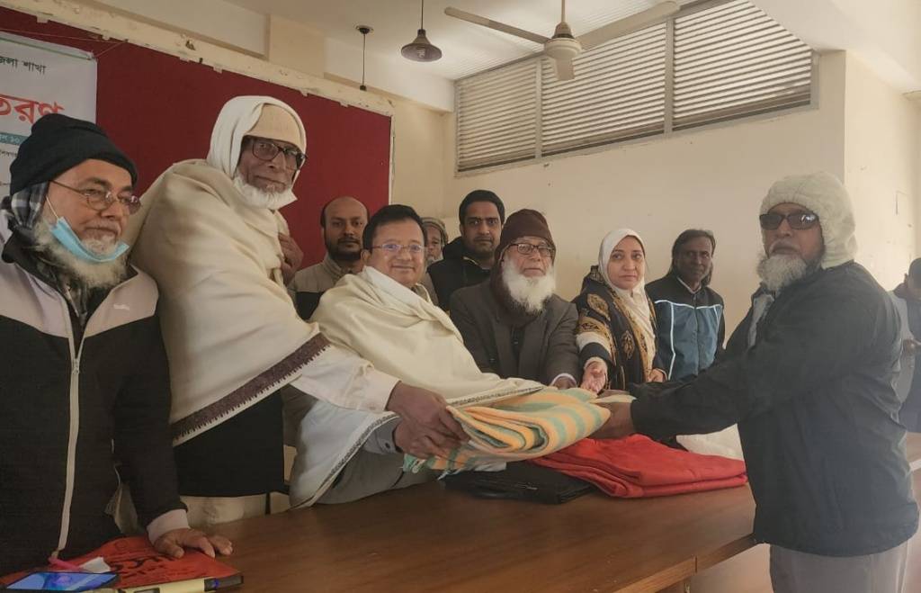 শিবগঞ্জে অবসরপ্রাপ্ত সদস্যদের মাঝে কম্বল বিতরণ