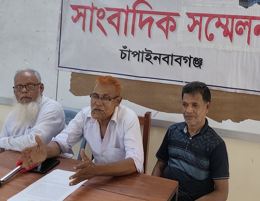 চাঁপাইনবাবগঞ্জে জমির বাউন্ডারি ভেঙ্গে ফেলার অভিযোগ