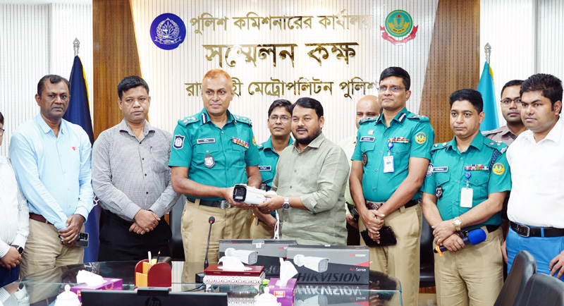 রাজশাহীতে নিরাপত্তা জোরদারে আরএমপিকে সিসি ক্যামেরা দিল রাসিক