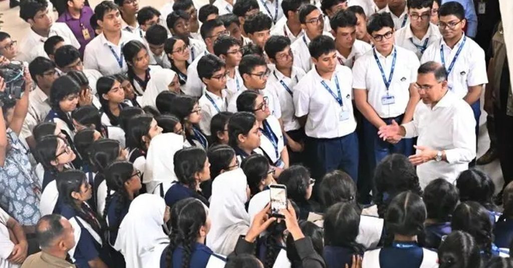 শিক্ষার্থীদের প্রধানমন্ত্রী বললেন, নিজ ঘর থেকেই পরিবর্তন শুরু করতে হবে