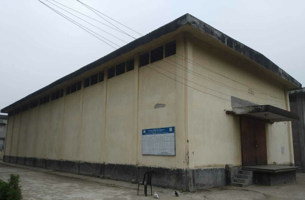 সিন্ডিকেটে জিম্মি তানোরের খাদ্য গুদাম