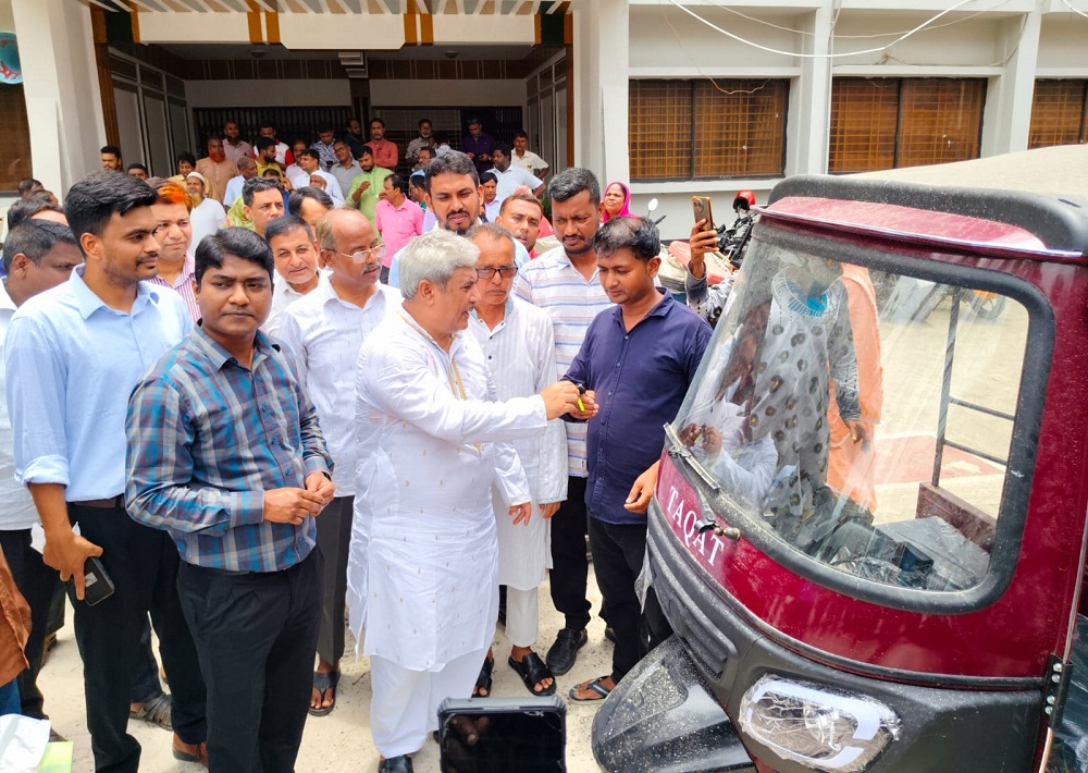 পবায় উপকারভোগীদের অটোরিকশা ট্রাইসাইকেল ও মিলিং মেশিন বিতরণ