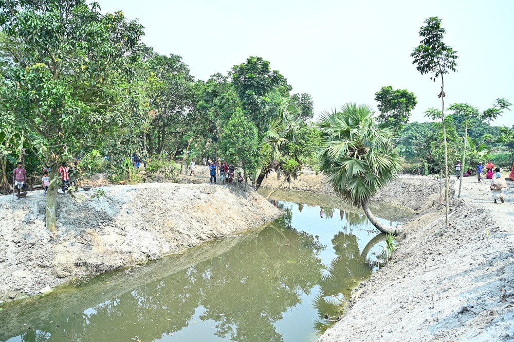 পবায় খাল খননের অব্যয়িত এক কোটি ৮০ লাখ টাকা ফেরত দিলেন ইউএনও