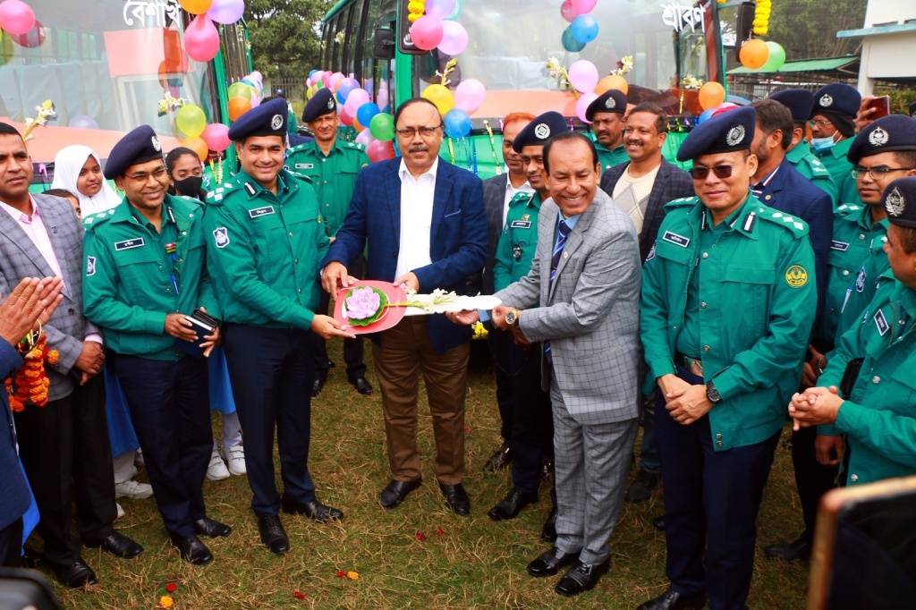 রাজশাহী পুলিশ লাইন্স স্কুল অ্যান্ড কলেজের স্কুল বাস উদ্বোধন