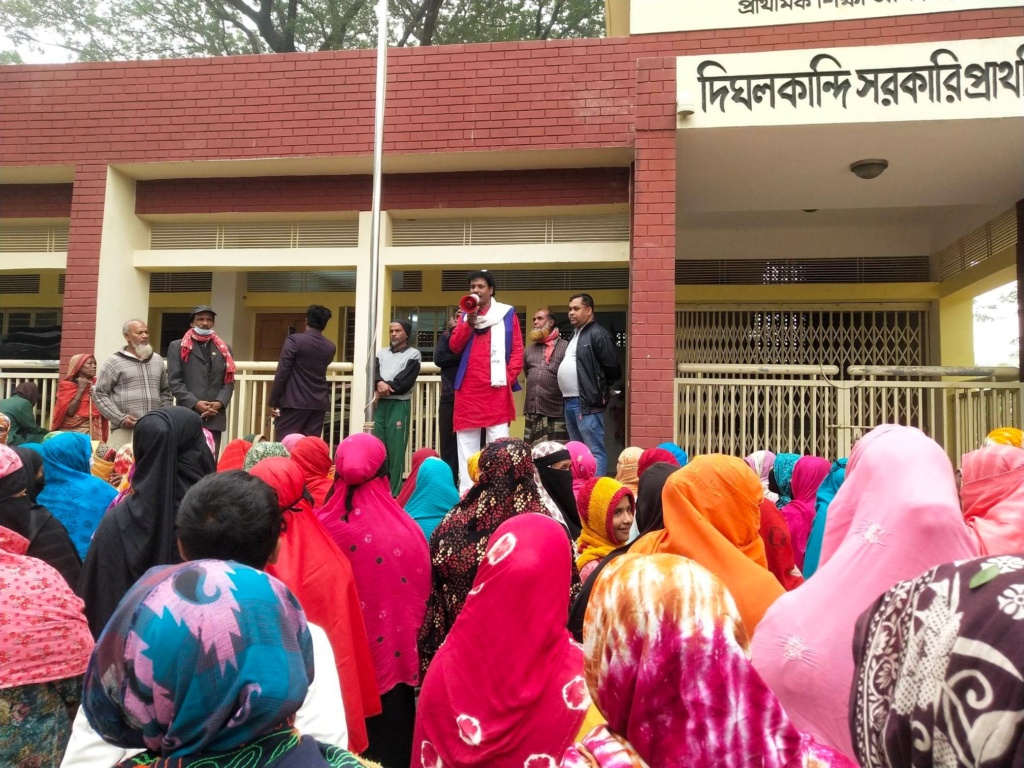 পুঠিয়ায় নন্দন সাহিত্য একাডেমি’র কম্বল বিতরণ