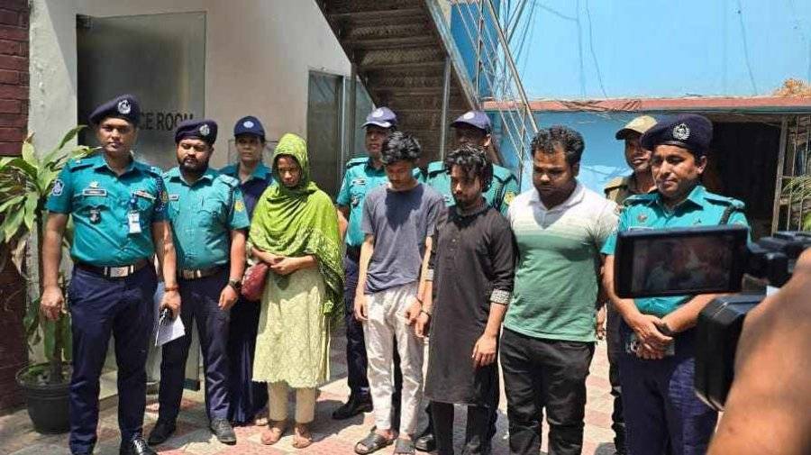 তরুণীকে শিকলে বেঁধে শায়েস্তা করলেন প্রেমিক