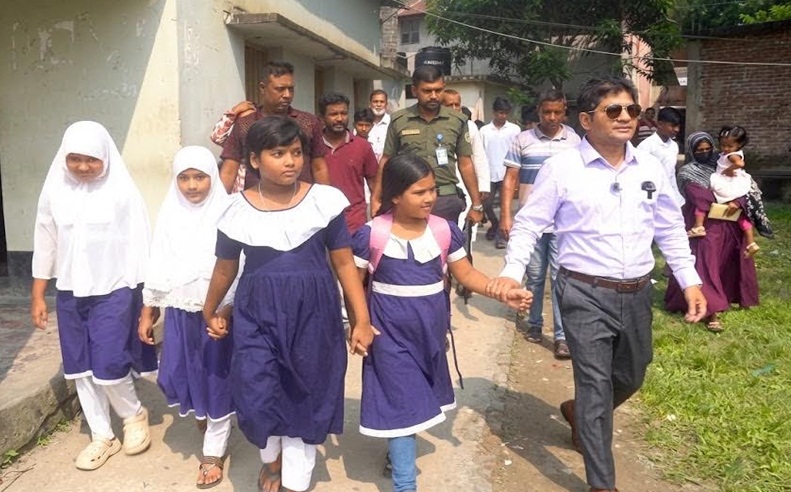 বাবার মুখে রুটি তুলে দেওয়া সেই তুবাকে স্কুলে নিয়ে গেলেন ইউএনও