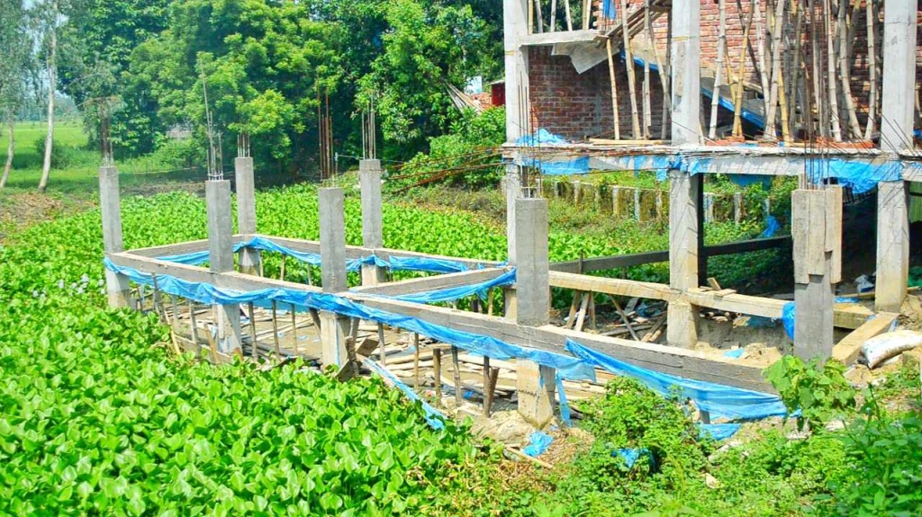 আত্রাইয়ে আদালতের আদেশ অমান্য করে স্থাপনা নির্মাণের অভিযোগ