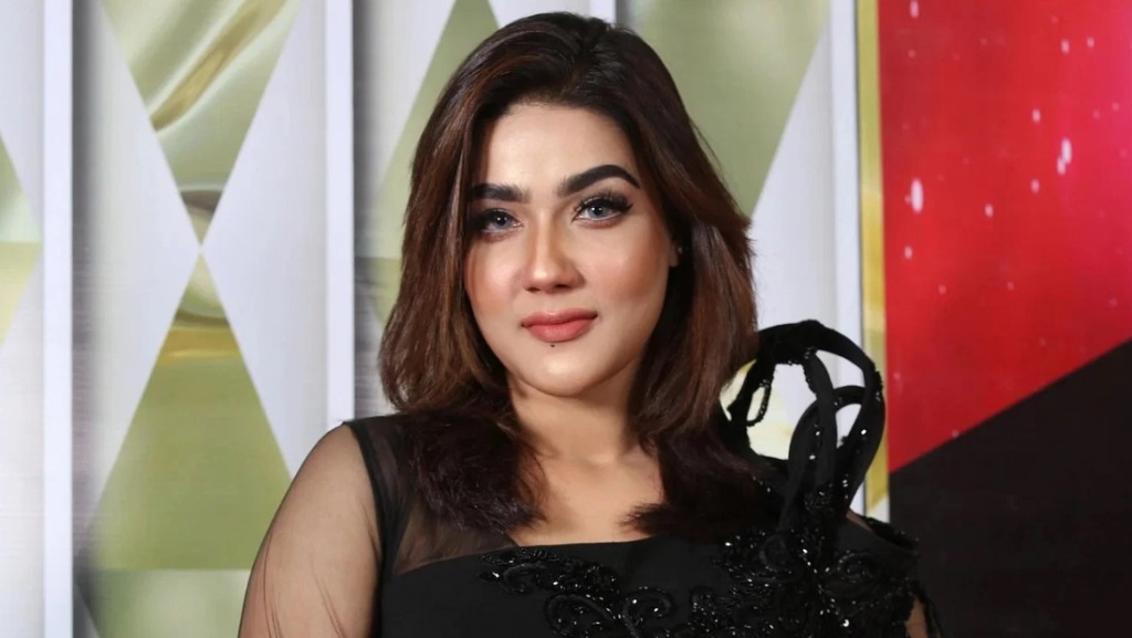 ভীষণ ভয়ংকর রকমের ভালোবাসা চান মাহি