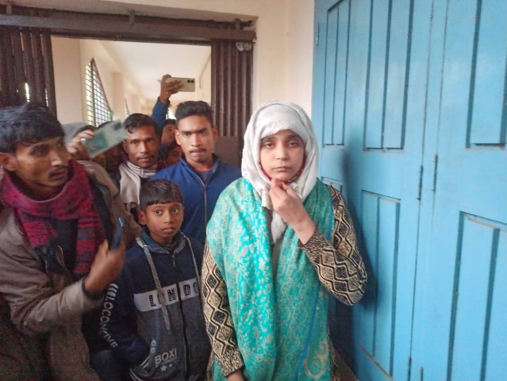 শিবগঞ্জে ছয় মাস আগে মৃত তরুণী ফিরলেন স্বামীসহ বাড়ি