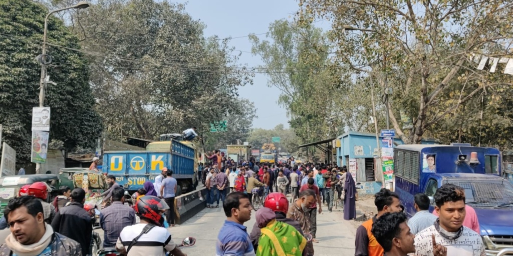 অধ্যক্ষকে লাঞ্ছিতর প্রতিবাদে মহানন্দার টোলপ্লাজায় শিক্ষার্থীদের অবস্থান