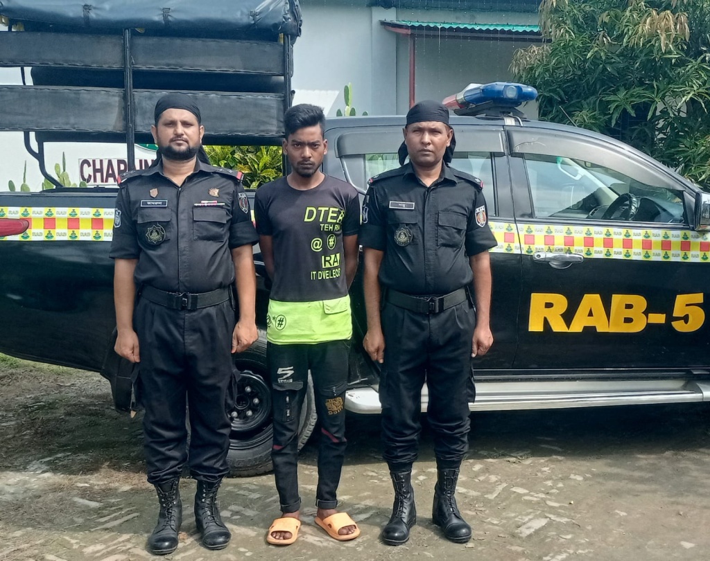 চাঁপাইনবাবগঞ্জে র‌্যাবের হাতে কিশোর গ্যাং লিডার গ্রেফতার