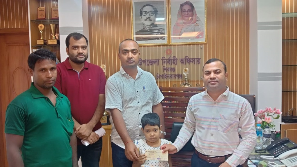 শিবগঞ্জে থ্যালাসেমিয়া শিশু রোগীকে অনুদান চেক-উপবৃত্তি প্রদান