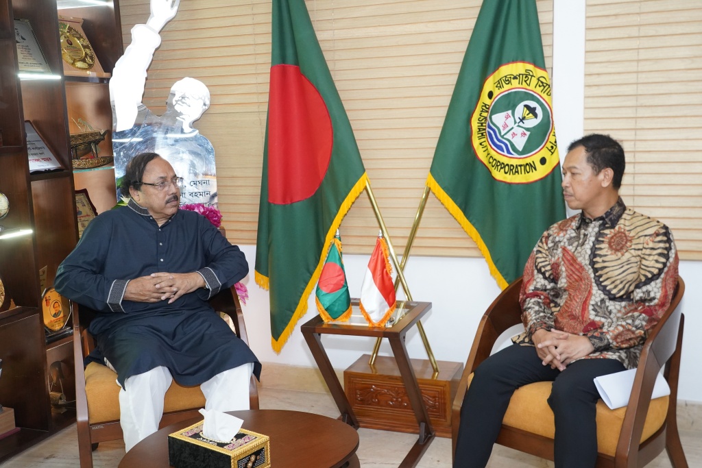 রাজশাহীতে কৃষি, শিক্ষা, সংস্কৃতি ও পর্যটন খাতে কাজ করার আগ্রহ প্রকাশ ইন্দোনেশিয়ার রাষ্ট্রদূতের