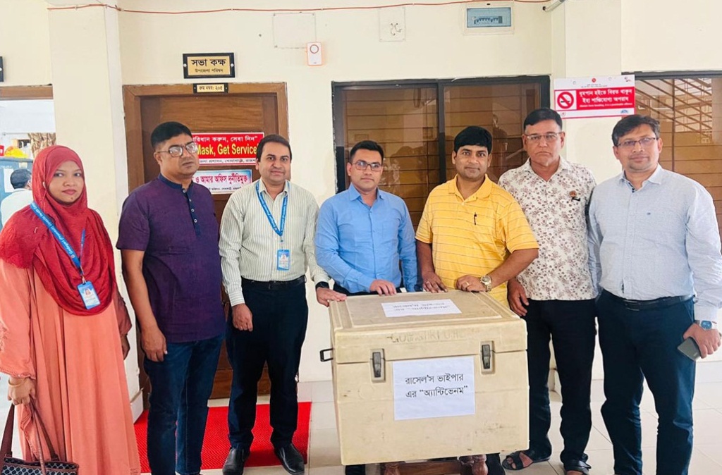 গোদাগাড়ী উপজেলা চেয়ারম্যানের নিজ অর্থায়নে এন্টিভেনম উপহার