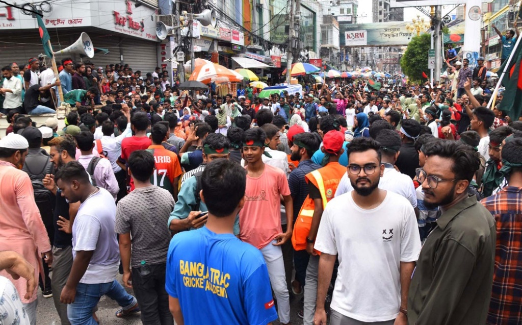 শিক্ষার্থীদের দখলে রাজশাহীর রাজপথ