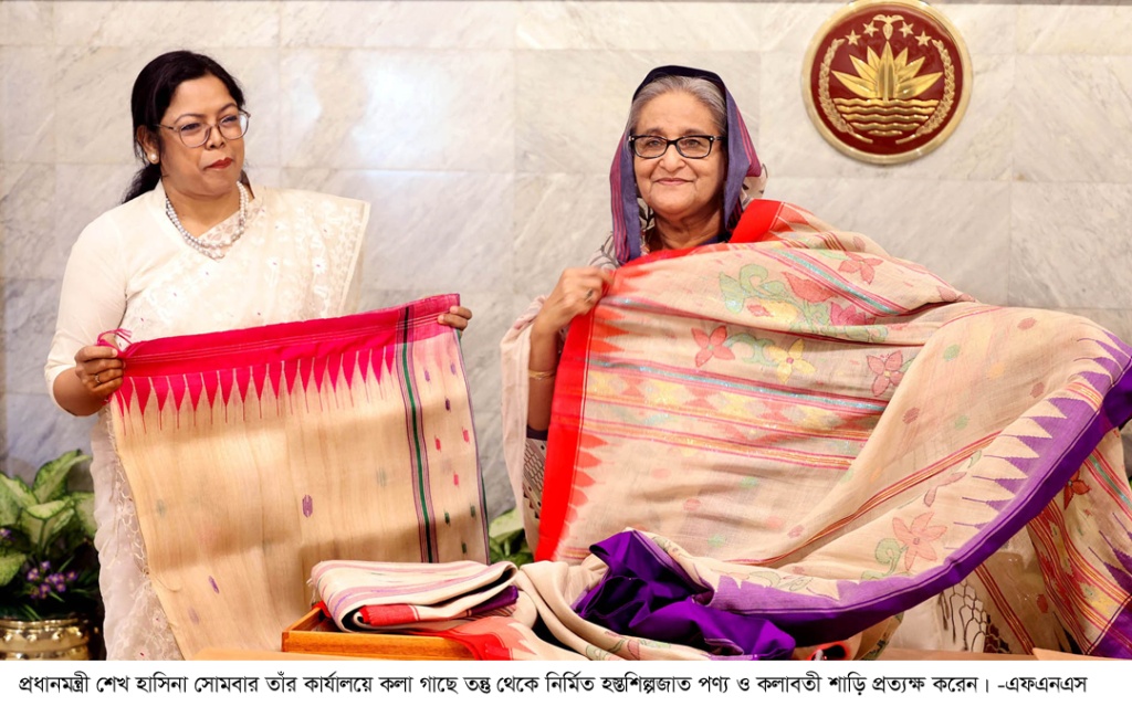 কলাগাছের তন্তু দিয়ে তৈরি শাড়ি উপহার পেলেন প্রধানমন্ত্রী