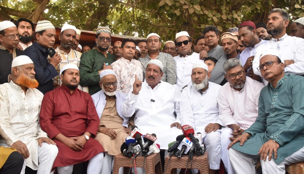 হযরত মখদুম (রহঃ) মসজিদে মুসল্লিদের সাথে দোয়ায় অংশ নিলেন নবনির্বাচিত এমপি মিনু
