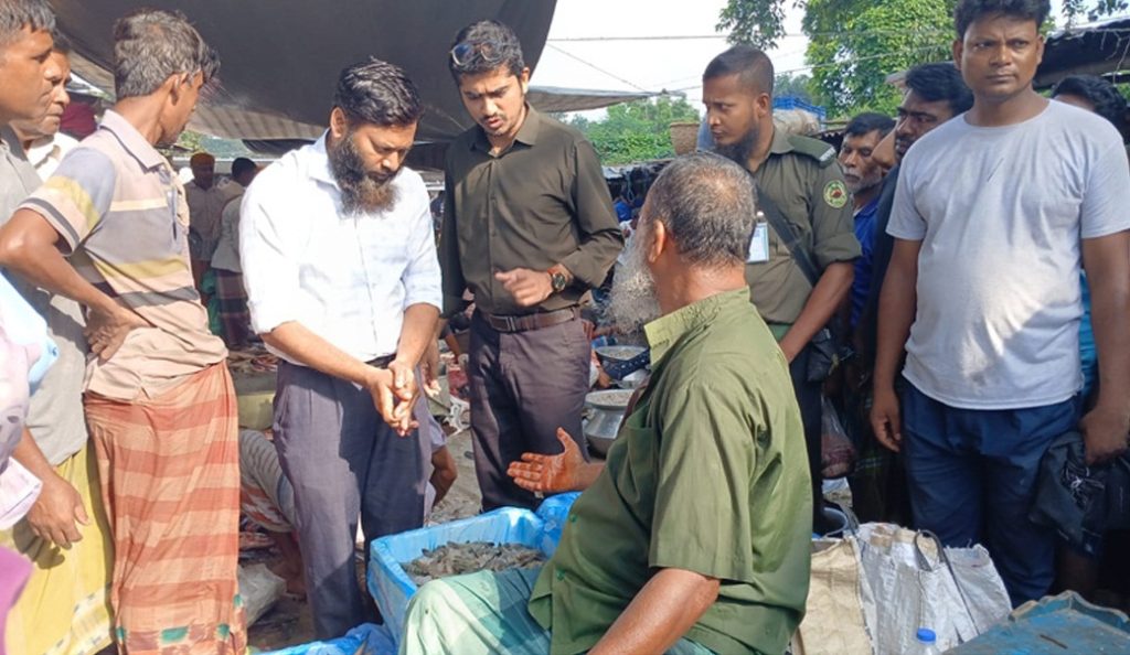 পুঠিয়া ক্ষতিকর জেলি মিশিয়ে চিংড়ি বিক্রি করায় জরিমানা