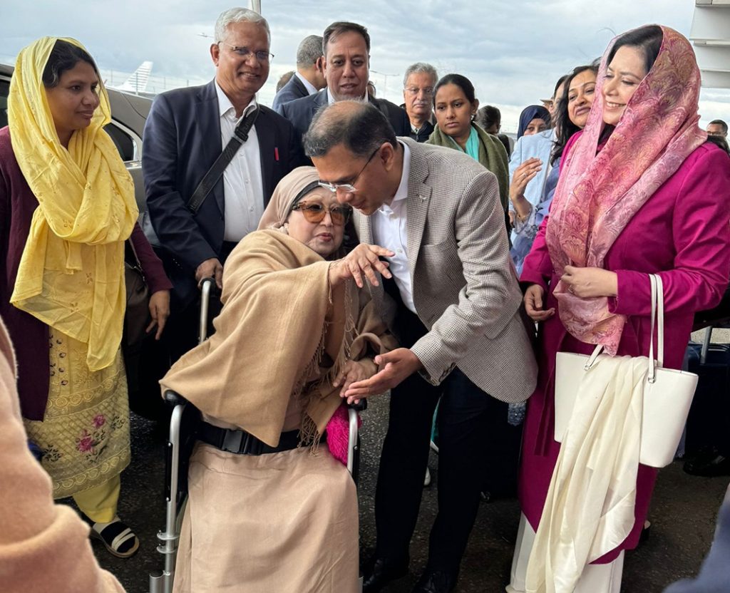 চিকিৎসা শেষে মঙ্গলবার দেশে ফিরছেন খালেদা জিয়া