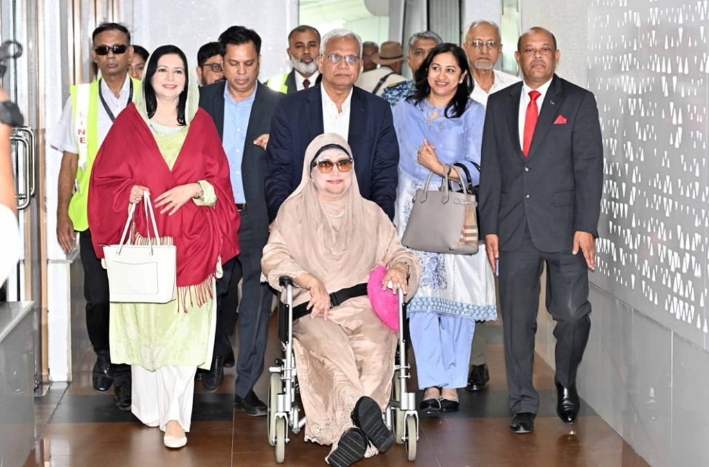 নেতাকর্মীদের ভালোবাসায় সিক্ত খালেদা জিয়া, উঠলেন ফিরোজায়