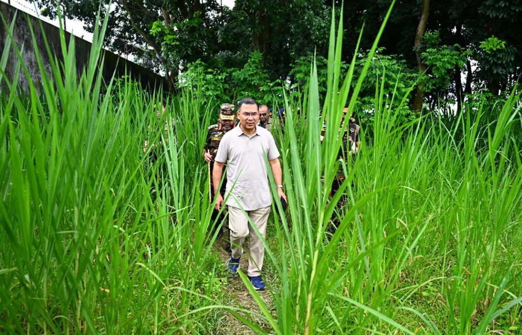 সেনাবাহিনীর গ্রীষ্মকালীন মহড়া আকস্মিক পরিদর্শনে প্রধানমন্ত্রী