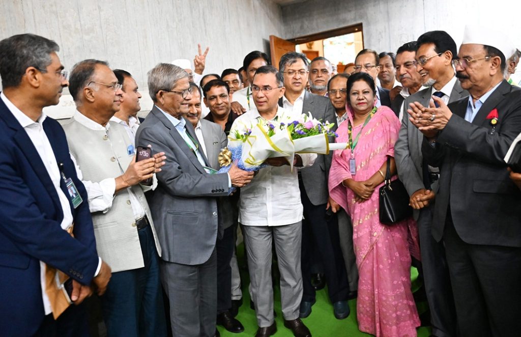 নবনির্বাচিত রাষ্ট্রপতিকে গোলাপ দিয়ে শুভেচ্ছা জানালেন প্রধানমন্ত্রী